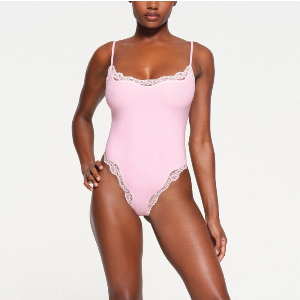 NWT Skims Fits Everybody Lace Cami Bodysuit in Cherry Blossom Multi, Size Medium